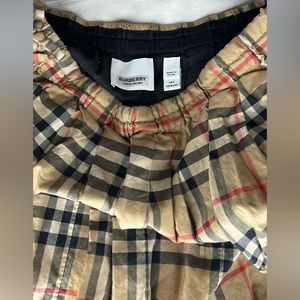 Burberry skirt, Size 14 in girls. Only worn once !